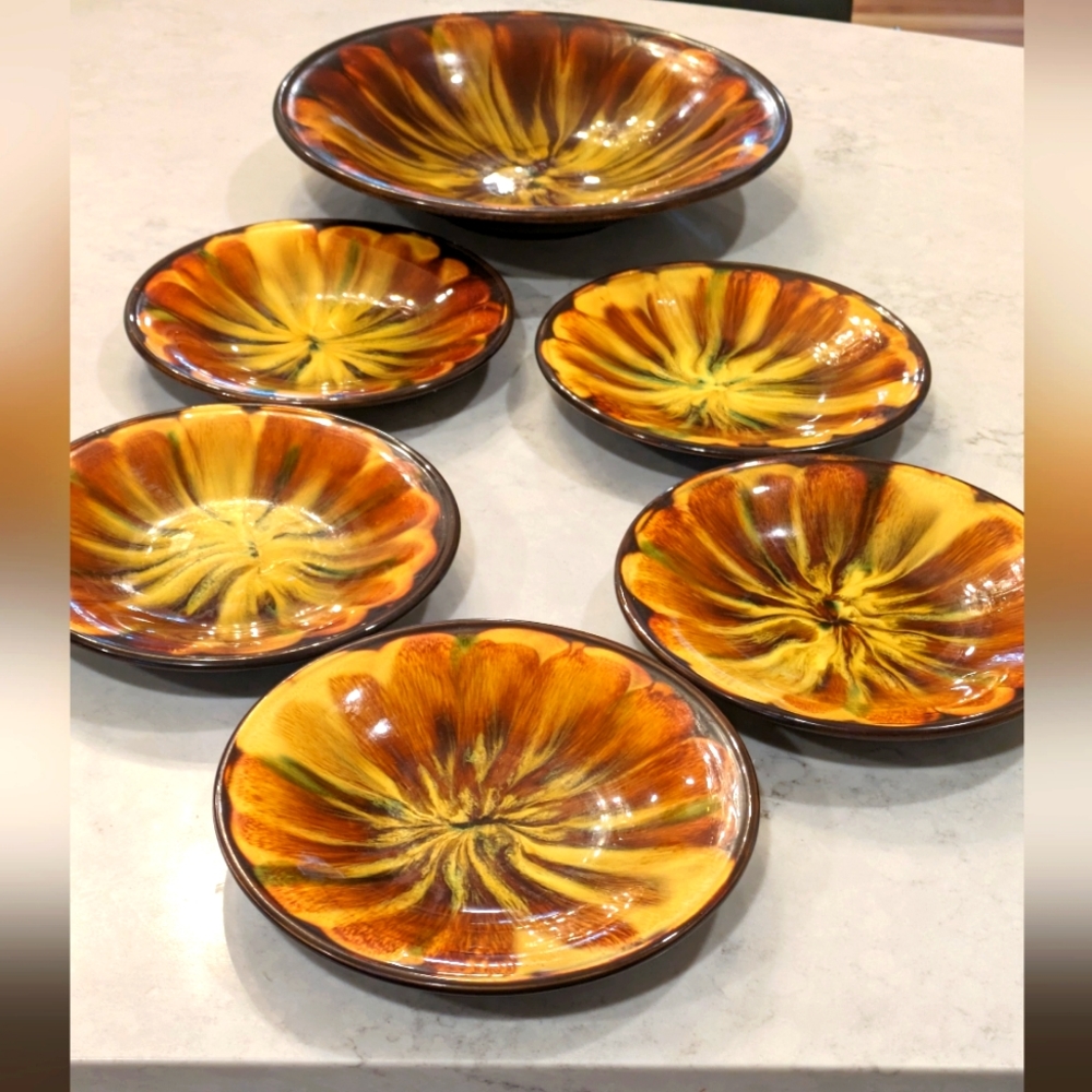 Vintage Plates 1960 - 1970s Set of 6. Excellent Condition. Unmarked